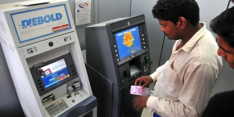 1 मई से ATM से पैसा निकालना महंगा होगा:RBI ने फीस ₹2 बढ़ाई, फ्री लिमिट के बाद कैश निकालने पर अब ₹19 चार्ज देना होगा