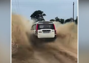 Viral Video: इसे कहते हैं ‘इंस्टेंट कर्मा’! लोगों को भिगोते हुए निकली कार, फिर जो हुआ