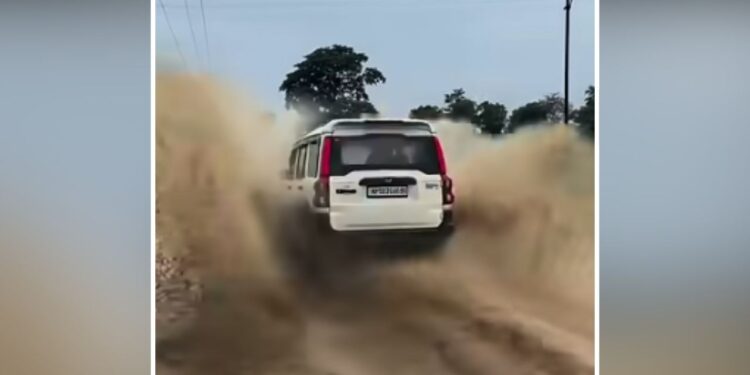 Viral Video: इसे कहते हैं ‘इंस्टेंट कर्मा’! लोगों को भिगोते हुए निकली कार, फिर जो हुआ