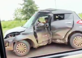 Viral Video: पिचकी हुई कार दौड़ाता दिखा शख्स, लोग बोले- रियल लाइफ GTA खेल रहा बंदा!