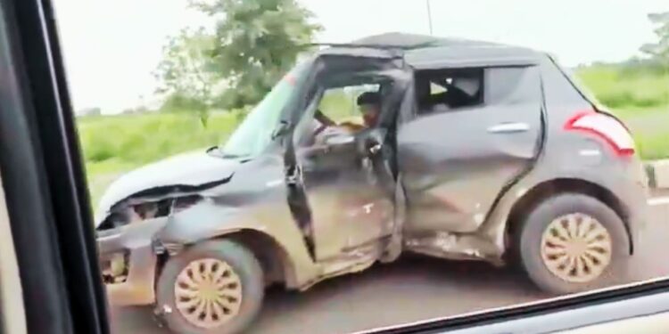 Viral Video: पिचकी हुई कार दौड़ाता दिखा शख्स, लोग बोले- रियल लाइफ GTA खेल रहा बंदा!