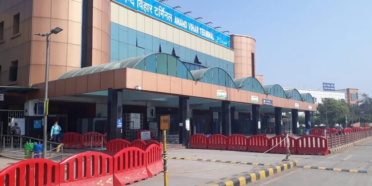 दिल्ली में बैग चोर गिरोह का भंडाफोड़; रेलवे स्टेशन पर काले-नीले रंग के बैग की करते थे चोरी, चार गिरफ्तार