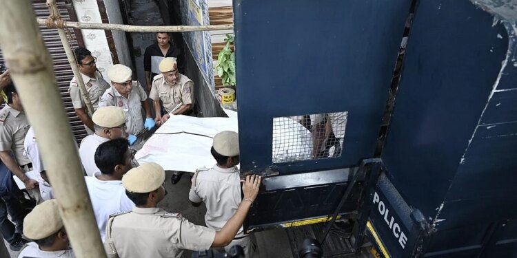 दिल्ली के मजनू का टीला इलाके में डबल मर्डर से सनसनी, युवती और 6 साल की बच्ची की चाकू से गोदकर हत्या