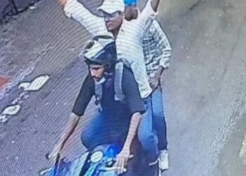 बाइक पर जश्न मनाते और पिस्तौल लहराते दिखे बेखौफ हमलावर, पुलिस की पहुंच से अब भी दूर