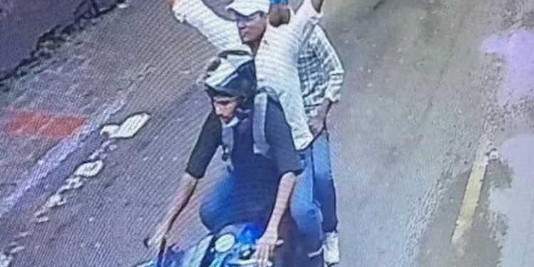 बाइक पर जश्न मनाते और पिस्तौल लहराते दिखे बेखौफ हमलावर, पुलिस की पहुंच से अब भी दूर