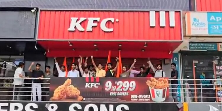 गाजियाबाद में KFC आउटलेट बंद कराने का मामला, पुलिस ने 10 अज्ञात लोगों के खिलाफ FIR दर्ज की