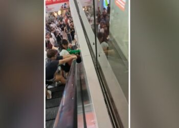 Viral Video: एस्केलेटर में फंसे बच्चे को देख कांप जाएगी रूह! लोगों ने ऐसे बचाई जान