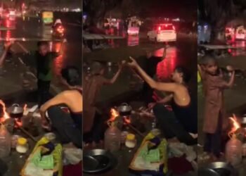 Viral: बेरहम बारिश की बूंदों से लड़ते दिखे बच्चे ताकि बुझ जाए पेट की आग, दिल पिघला देगा वीडियो