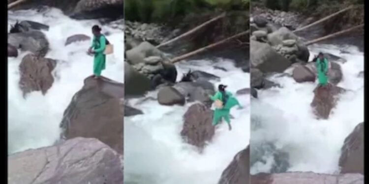 Viral Video: नवजात शिशु की बच जाए जान इसलिए नर्स ने उफनते नाले से लगाई छलांग, वीडियो देख आप भी करेंगे संघर्ष को सलाम