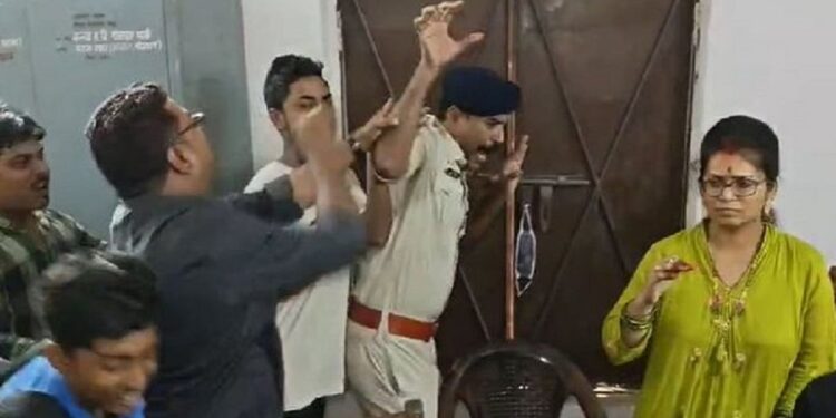 पटना में स्कूल के शौचालय में जली हालत में मिली छात्रा ने दम तोड़ा, परिजनों ने किया हंगामा, पुलिस को पीटा