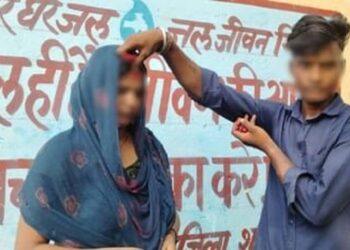 बेडरूम में बॉयफ्रेंड के साथ रोमांस कर रही थी पत्नी, पति ने उसी से करवा दी शादी… फिर विदा भी किया