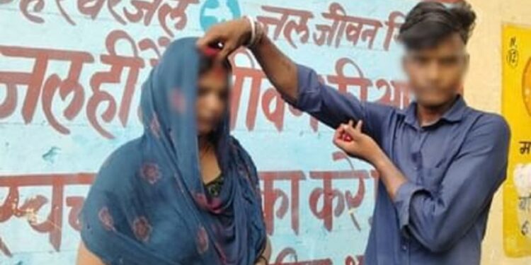 बेडरूम में बॉयफ्रेंड के साथ रोमांस कर रही थी पत्नी, पति ने उसी से करवा दी शादी… फिर विदा भी किया