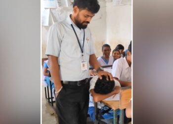 Viral: एग्जाम के दौरान सो गया छात्र, फिर मास्साब ने जो किया वो देखने लायक है
