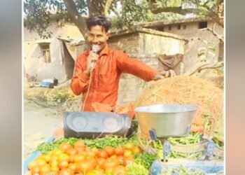Viral: बंदे ने ‘रावण’ की आवाज में बेची सब्जियां! मौज लेते हुए पब्लिक बोली- मत निकलना माई, बकासुर आया है
