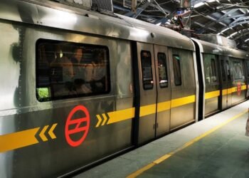 Viral: मेट्रो की भीड़ में हुआ गजब का किस्सा, 30 रुपये के लिए आपस में भिड़ गए लोग
