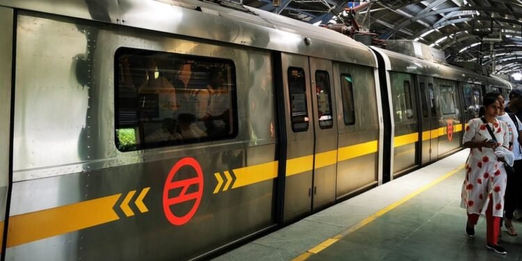 Viral: मेट्रो की भीड़ में हुआ गजब का किस्सा, 30 रुपये के लिए आपस में भिड़ गए लोग