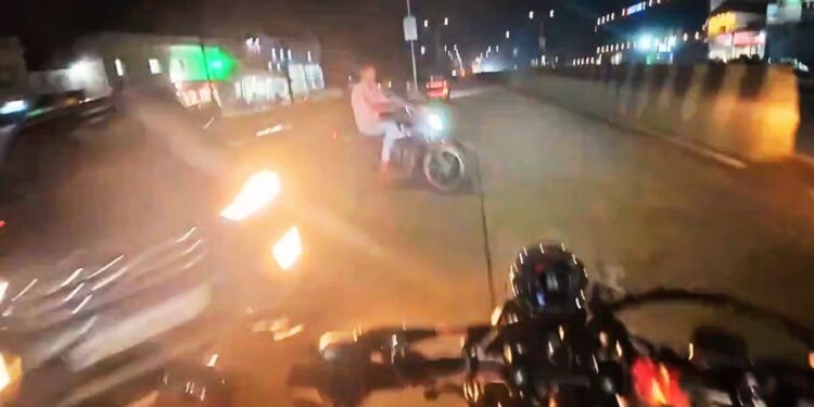 Viral: दो बाइकों की भीषण टक्कर, किसकी गलती? सोशल मीडिया पर भिड़े लोग; देखें वीडियो