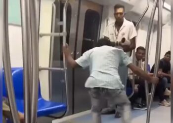 एक ने मारा चप्पल तो दूसरे ने जड़ा थप्पड़, Delhi Metro में लड़ाई का वीडियो वायरल
