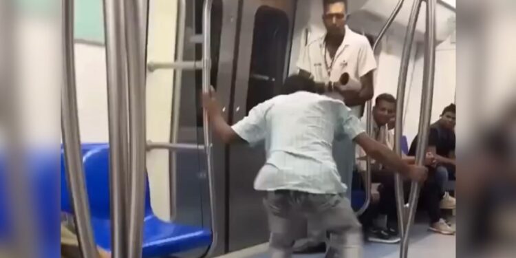 एक ने मारा चप्पल तो दूसरे ने जड़ा थप्पड़, Delhi Metro में लड़ाई का वीडियो वायरल