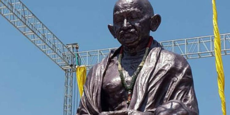 गांधी जयंती से पहले इस देश में गांधी जी की प्रतिमा के साथ तोड़फोड़, भारत ने जताया कड़ा विरोध | gandhi statue vandalised in london before Gandhi jayanti india strong protest