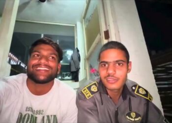 Viral: 8000 की तनख्वाह में आतंकवादी से लड़ लूं? गार्ड की बातें सुन लोटपोट हुए लोग; देखें Video