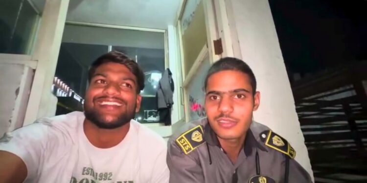 Viral: 8000 की तनख्वाह में आतंकवादी से लड़ लूं? गार्ड की बातें सुन लोटपोट हुए लोग; देखें Video