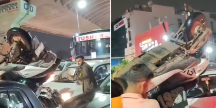 Viral Video: जाम में फंसा तो यूं कंधे पर उठा ली स्कूटी, लोग बोले- Habibi Welcome To Gurgaon