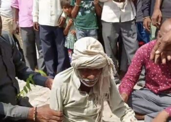 70 साल के बुजुर्ग के पीछे पड़ गया सांप, 14 बार डसा, लोग बोले- पिछले जन्म का बदला ले रहा नागराज