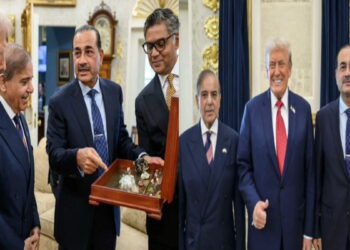 ट्रंप को रिझाने के लिए लकड़ी के डिब्बे में क्‍या लेकर पहुंचे पाक सेना चीफ आसिम मुनीर? क्‍यों TRUMP हुए गदगद | What did Pakistan Army Chief Asim Munir bring in a wooden box to impress Trump? Why Trump so impressed?