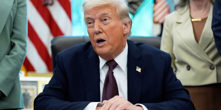 Donald Trump New Tariffs: ट्रंप का नया टैरिफ प्लान, किस चीज पर लगाया 100%टैक्स? कब से होगा लागू? | Donald Trump Slaps Heavy Tariffs on Foreign Drugs, Furniture and Trucks from October 1, 2025