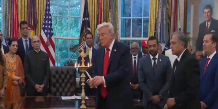 व्‍हाइट हाउस में ट्रम्प ने भारतीय-अमेरिकी समुदाय के साथ मनाई दिवाली, पीएम मोदी से अपनी दोस्‍ती का किया जिक्र | Trump celebrates Diwali with the Indian-American community at the White House, watch the video.