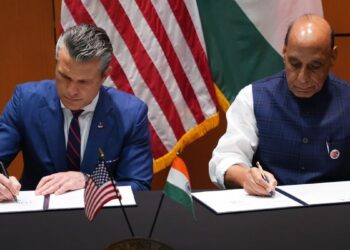 टैरिफ की तकरार के बीच ‘सबसे बड़ी डील’, US ने भारत को दिया 10 साल का ‘रक्षा कवच’, चीन-पाकिस्तान में मचा हड़कंप! | india us 10 year defense deal kuala lumpur make in india china challenge