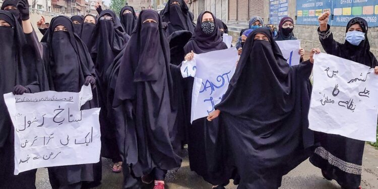 मुस्लिम महिलाओं ने पहना बुर्का तो मिलेगी बड़ी सजा, मस्जिद पर लगेगी लगाम, वर्जिनिटी टेस्ट भी बंद! | italy-burka-ban-law-Giorgia-meloni