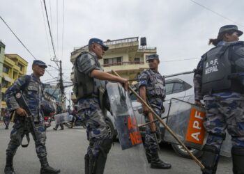 नेपाल में फिर बवाल! Gen-Z ग्रुप ने पूर्व पीएम K P ओली और गृह मंत्री पर दर्ज कराई FIR, लगाया बड़ा आरोप | nepal gen z group files fir against kp oli ramesh ekhak over protest deaths