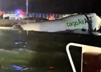 Hong Kong plane crash: लैंडिंग के समय प्‍लेन का बिगड़ा कंंट्रोल, समुद्र में जा गिरा कार्गो, 2 की मौत, VIDEO | Hong Kong plane crash: Cargo plane loses control during landing, crashes into sea; VIDEO