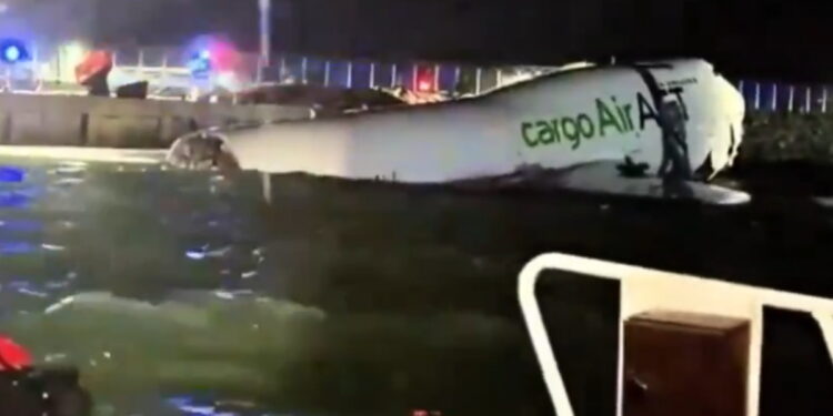Hong Kong plane crash: लैंडिंग के समय प्‍लेन का बिगड़ा कंंट्रोल, समुद्र में जा गिरा कार्गो, 2 की मौत, VIDEO | Hong Kong plane crash: Cargo plane loses control during landing, crashes into sea; VIDEO