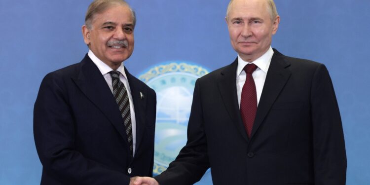 Russia Pak Defence Deal: इतिहास में कब-कब करीब आए रूस-पाकिस्तान? क्या डिफेंस डील से भारत को है खतरा? | Russia Pak Defence Deal: india-russia-defense-relations-vs-pakistan-ties-and-history
