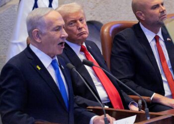 इजरायली संसद में भाषण दे रहे थे Donald Trump, दो सांसदों ने काटा बवाल, अमेरिकी राष्ट्रपति का विरोध | international/trump-israel-speech-chaos-lawmakers-protest-genocide-sign