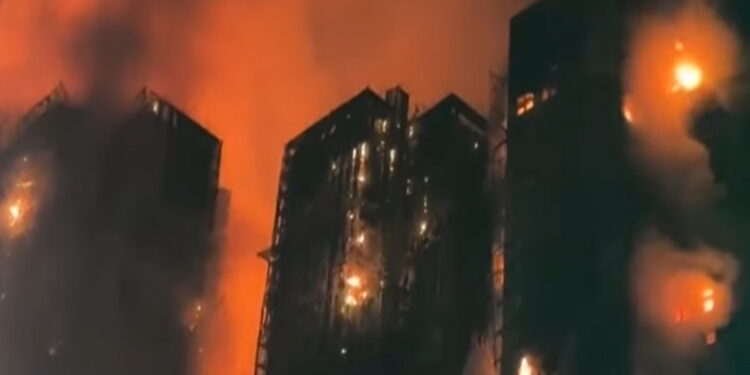 हांगकांग में सात हाई-राइज बिल्डिंग में लगी भीषण आग, 13 लोगों की मौत, 279 फंसे होने की आशंका | massive fire broke out in Hong Kong’s Tai Po area high-rise building, 13 people dies and 279 others missing.