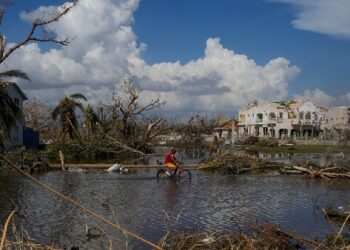 Melissa Jamaica Disaster: जमैका में मेलिसा का कहर! अब तक 45 की मौत-15 लापता, दो कस्बे अभी भी कटे हुए | Hurricane Melissa Devastates Jamaica Disaster: 45 Dead and 15 Missing Full Details News Hindi