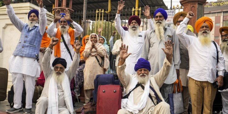 India Pakistan Tension: भारतीय सिखों की पाकिस्तान में एंट्री! अब क्या होने वाला है कुछ बड़ा? जानें Plan | India Pakistan Tension Indian Sikh Pilgrims Enter Pakistan In Guru Nanak Jayanti 2025 Know Plan News Hindi