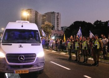 Israel ने हमलों से पहले दक्षिणी Lebanon के 2 गांवों को खाली करने की चेतावनी दी, Hizbollah ठिकानों पर निशाना | Israel Issues Evacuation Warning for Southern Lebanon Villages Amid Rising Tensions with Hizbollah Hindi