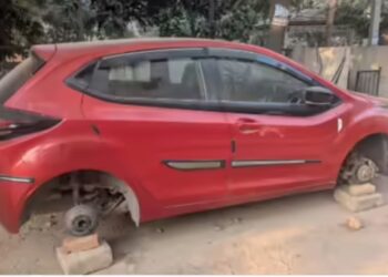 Viral: चोर ने गाड़ी पर ऐसा किया हाथ साफ, कार को चारों खाने चित्त करके भागा बंदा