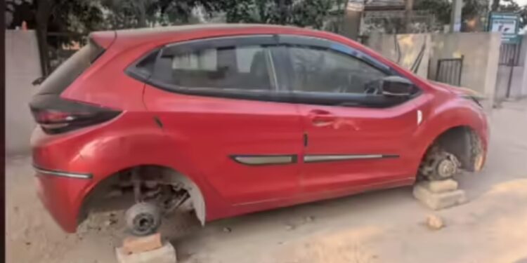 Viral: चोर ने गाड़ी पर ऐसा किया हाथ साफ, कार को चारों खाने चित्त करके भागा बंदा