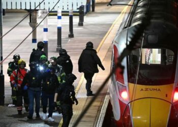 UK Train Stabbing: लंदन जा रही ट्रेन में मची चीख-पुकार, 10 यात्रियों पर चाकू से हमला, 2 गिरफ्तार | 10 Stabbed On London-Bound Train two suspects arrested uk news