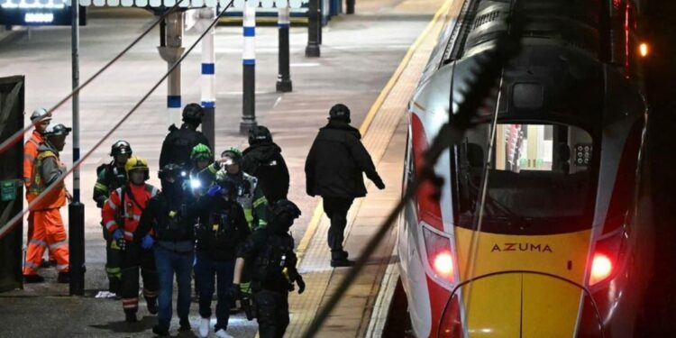 UK Train Stabbing: लंदन जा रही ट्रेन में मची चीख-पुकार, 10 यात्रियों पर चाकू से हमला, 2 गिरफ्तार | 10 Stabbed On London-Bound Train two suspects arrested uk news