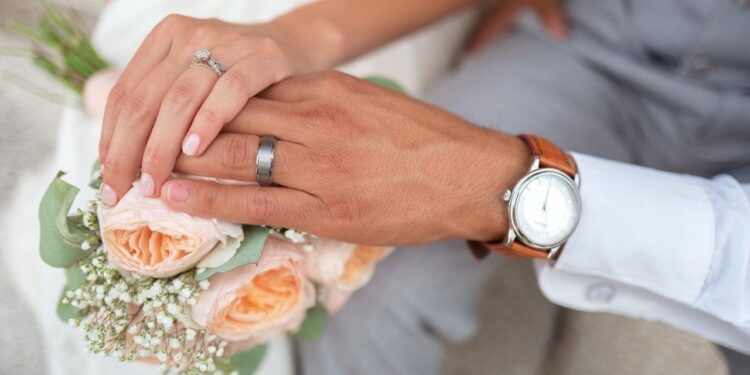 गजब! ब्लाइंड डेट पर गया बंदा, 4 घंटे बाद ही कर ली शादी, एक महीने में खर्च किए 30 लाख रुपये