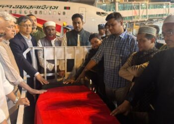 Bangladesh violence: ढाका पहुंचा उस्मान हादी का शव, उमड़ी लोगों की भारी भीड़ | Bangladesh violence usman hadi body reaches dhaka crowd gathers