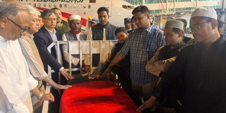 Bangladesh violence: ढाका पहुंचा उस्मान हादी का शव, उमड़ी लोगों की भारी भीड़ | Bangladesh violence usman hadi body reaches dhaka crowd gathers