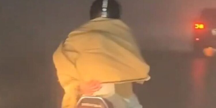 Viral Video: बच्चे को ठंड बचाने के लिए किया ये काम, वीडियो देख लोग बोले- ये है बिना शर्त वाला प्यार